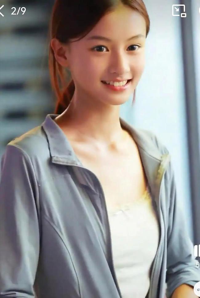 女孩街拍意外走红 颜值神似张柏芝 天然“神颜”引爆网络