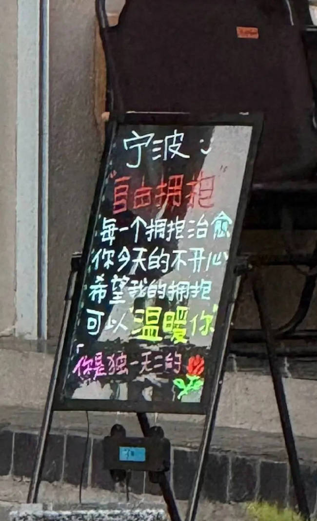 陈立农现身街头被偶遇！戴蒙面眼罩拥抱陌生路人
